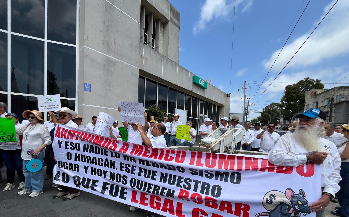 Los manifestantes permanecieron en la explanada de las instalaciones ubicadas en la colonia Altavista por más de una hora. | Yázmin S.