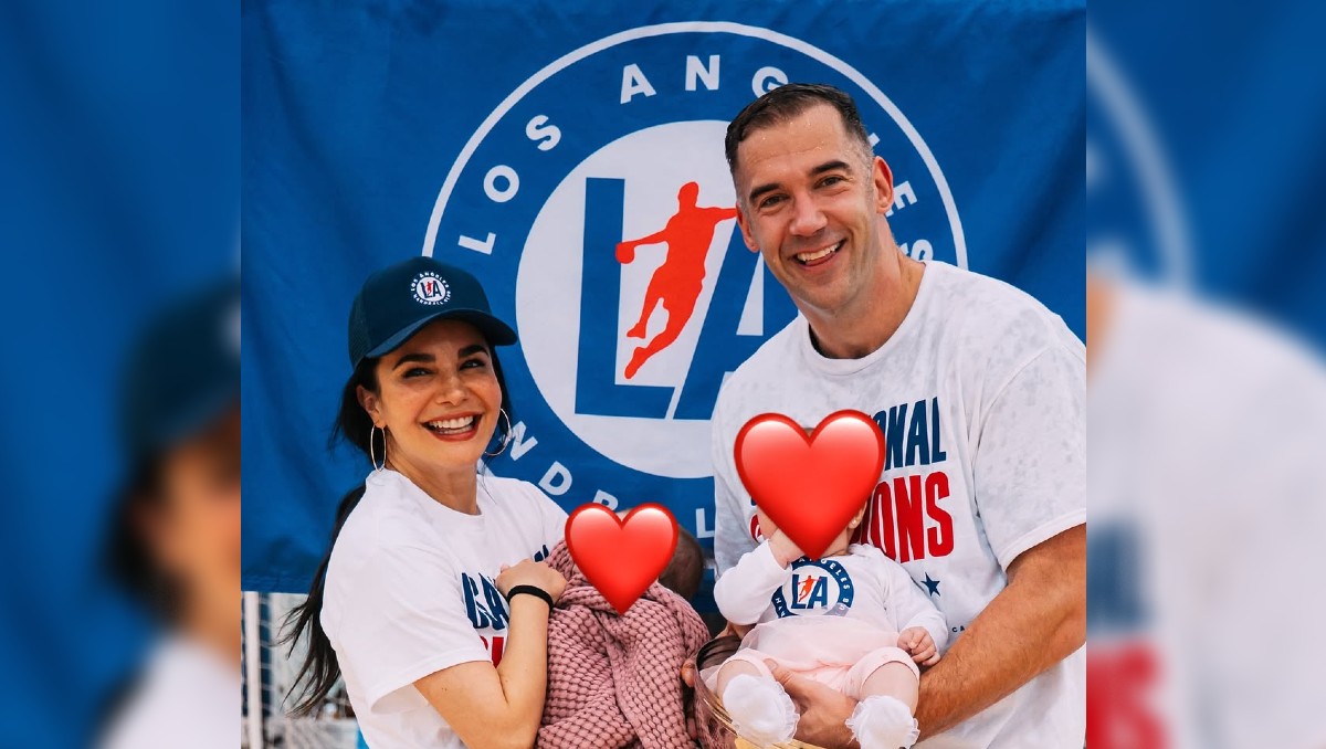 Martha Higareda y Lewis Howes posando con sus hijas. | FOTO: Martha Higareda