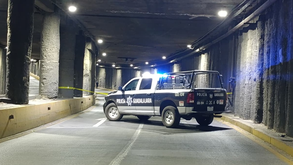 Policías acuden a lugar de accidente en motocicleta en Guadalajara (Vicente Torres Alfaro)