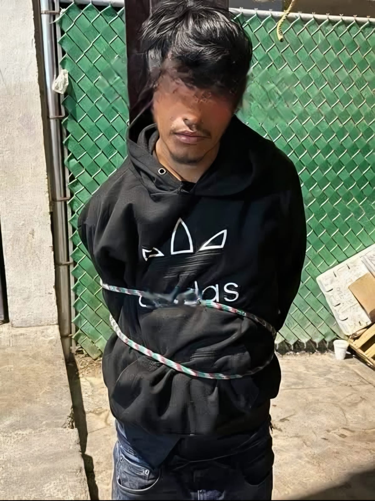 Retienen y amarran a poste a presunto ladrón en Hidalgo