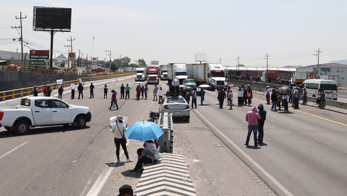 Ruta 100 bloquea autopista Puebla-Orizaba | Agencia EsImagen