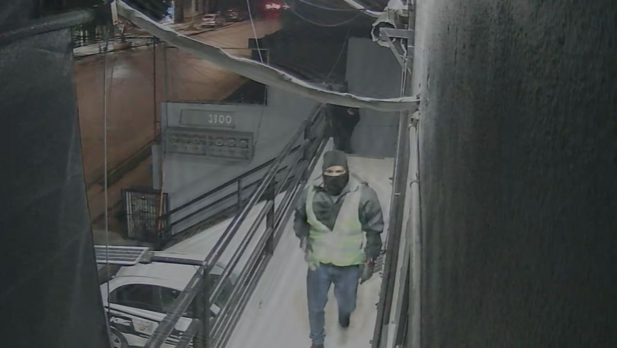 Se puede observar como un joven intenta enfrentar a los sospechosos | Especial