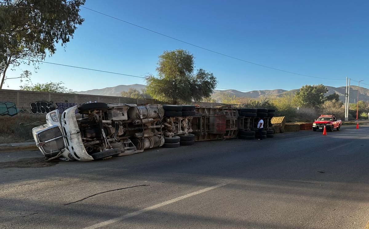 Vuelca tráiler cargado de alfalfa. | Foto: Especial