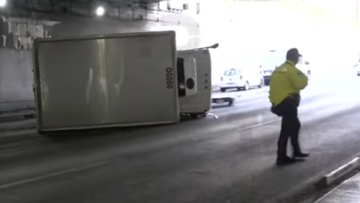 Accidente vial en bajo un puente de Eje Central. | Especial