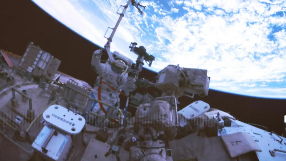 Astronautas chinos logran caminata espacial de alto riesgo | ESPECIAL