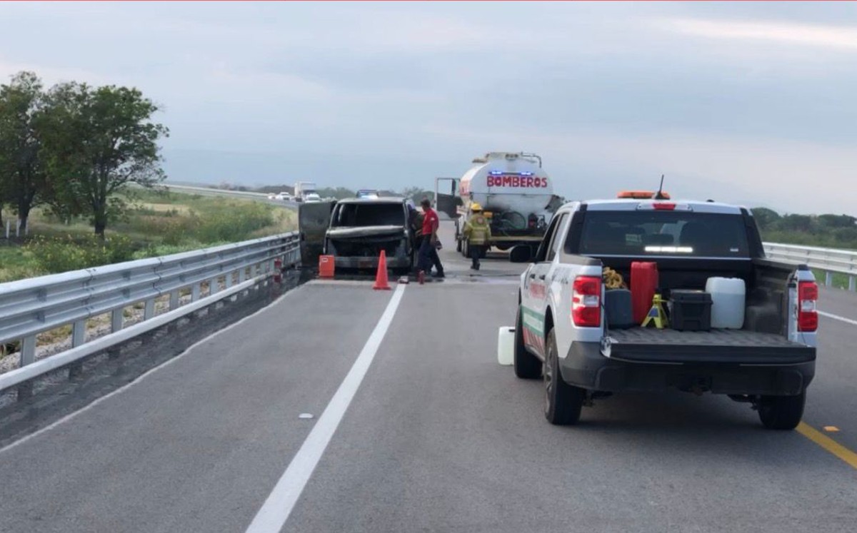 Camioneta se incendia en plena carretera Mante-Tula. | Redes
