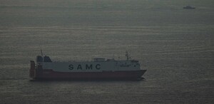 Embarcaciones de carga navegan por el Golfo Pérsico hacia el Estrecho de Ormuz en Emiratos Árabes Unidos