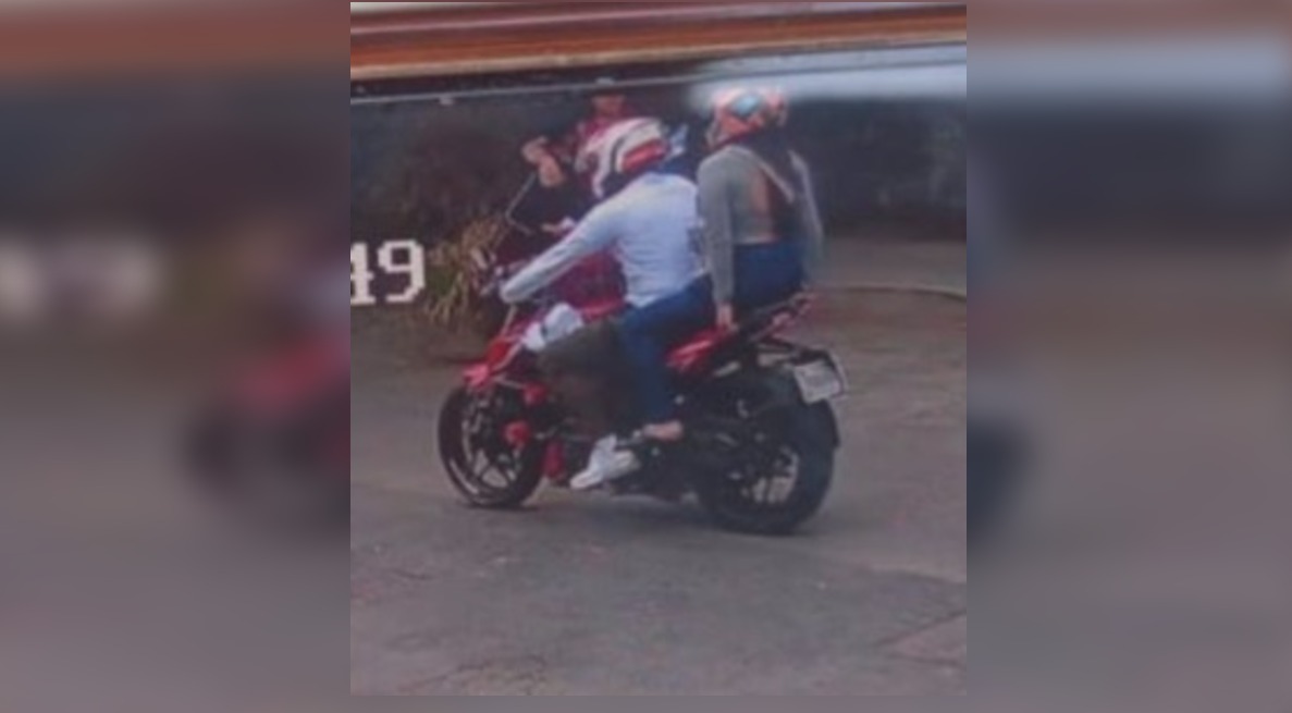 La joven viaja en una moto del servicio por aplicación. (Foto: @chama_lopez)