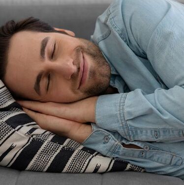 Tomar una siesta podría estar afectando tu salud. Estas son algunas recomendaciones respaldadas por especialistas para aprovechar estos breves descansos.