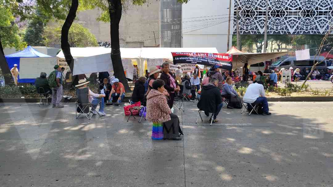 Alrededor de 700 manifestantes de la ANUEE bloquean Circuito Interior frente a PROFECO.| Foto: Jorge Becerril