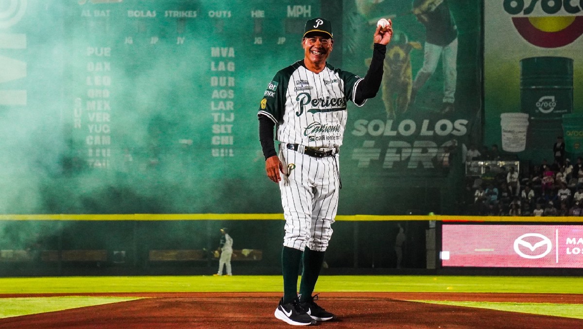 Matías Carrillo lanza la primera bola en el Guerreros vs Pericos (X: @Pericos_Oficial)