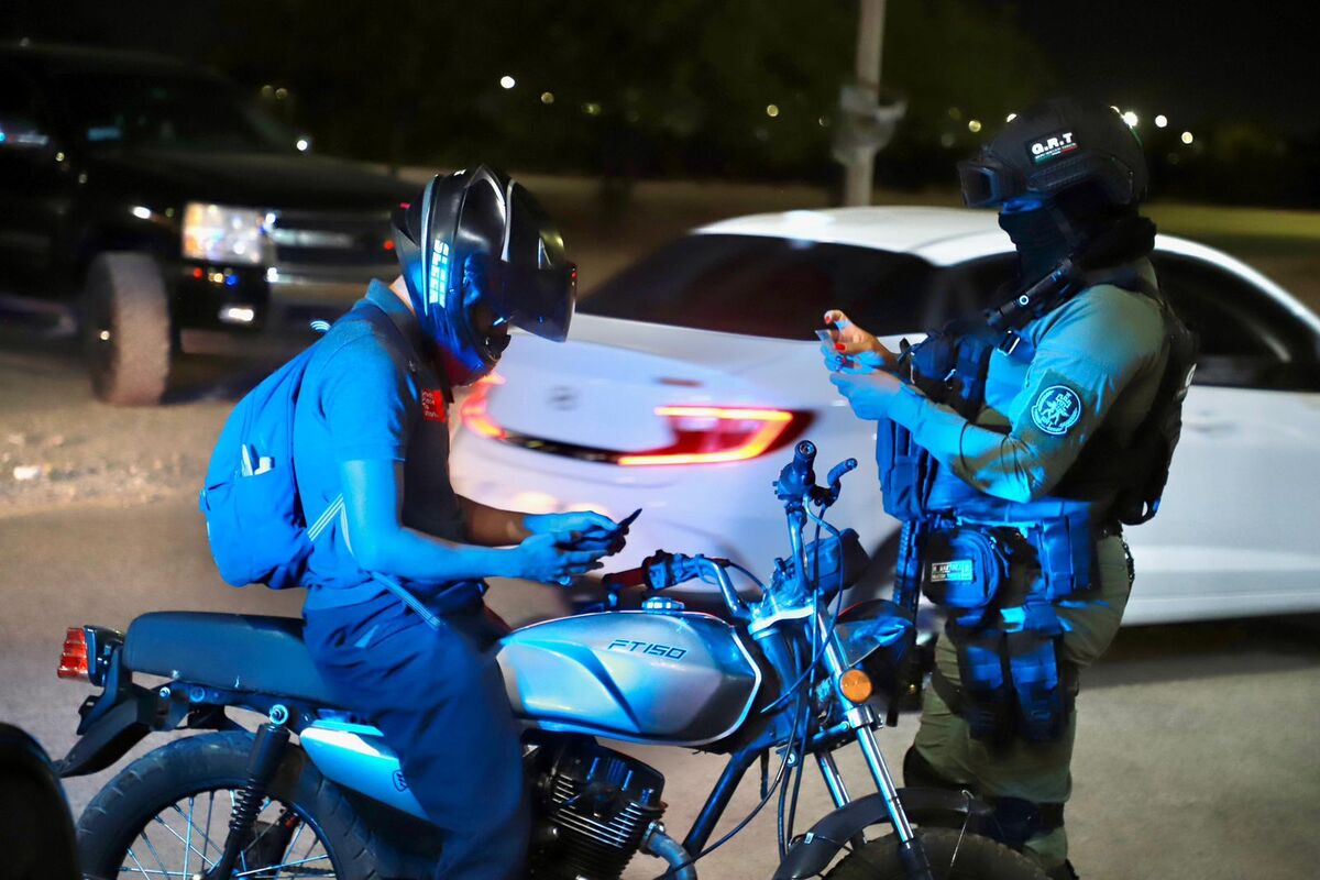 Menores quedan detenidos tras huir de un filtro y chocar a un policía que intentó alcanzarlos. | Especial