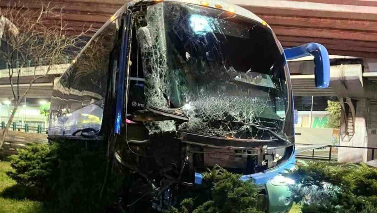 Metros atrás de la unidad fue localizado el cuerpo de un hombre. Foto: Especial