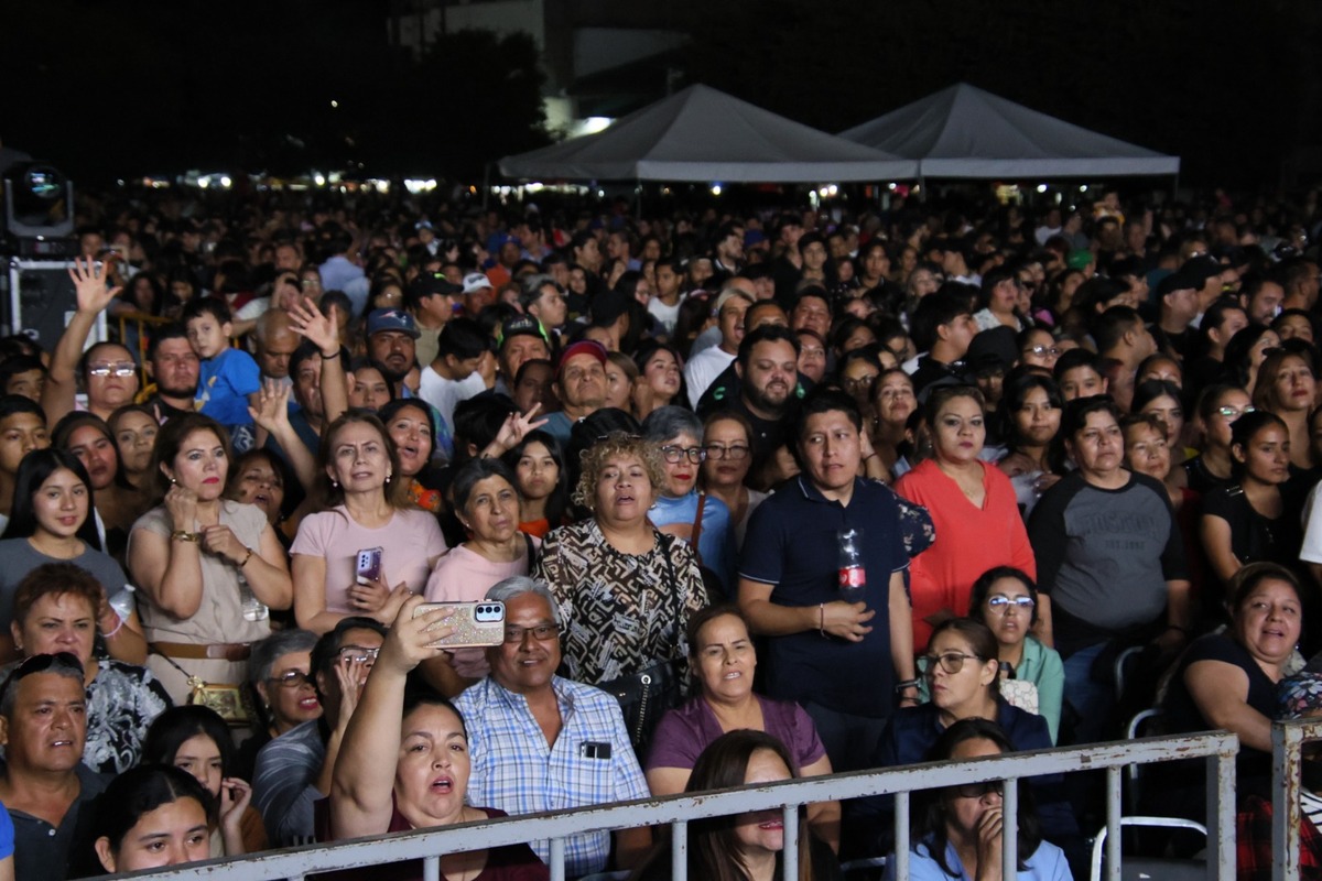 Miles de madres laguneras podrán celebrar este día en la explanada al ritmo de la música romántica y la gran voz de Mijares y Pablo Montero. | Archivo