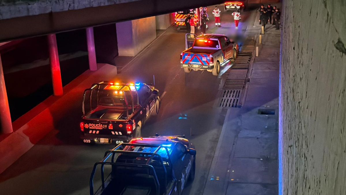 El ahora occiso vestía camisa gris, pantalón de mezclilla azul y botas negras. Fernanda Pérez
