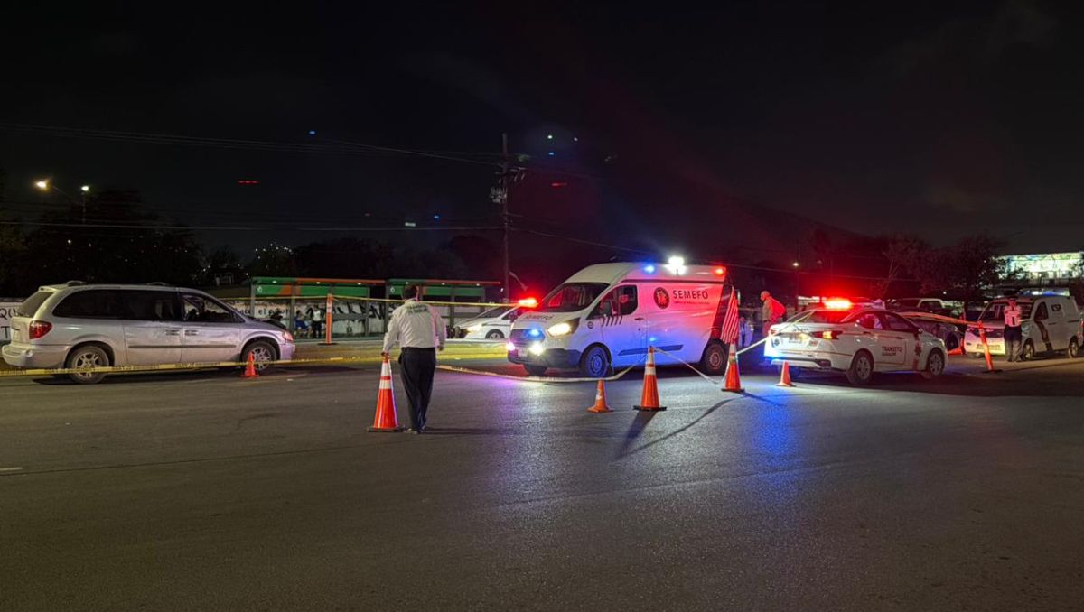 Pese a que había un puente peatonal cerca, la víctima cruzó por un punto donde hay señalamiento de paso peatonal. Fernanda Pérez