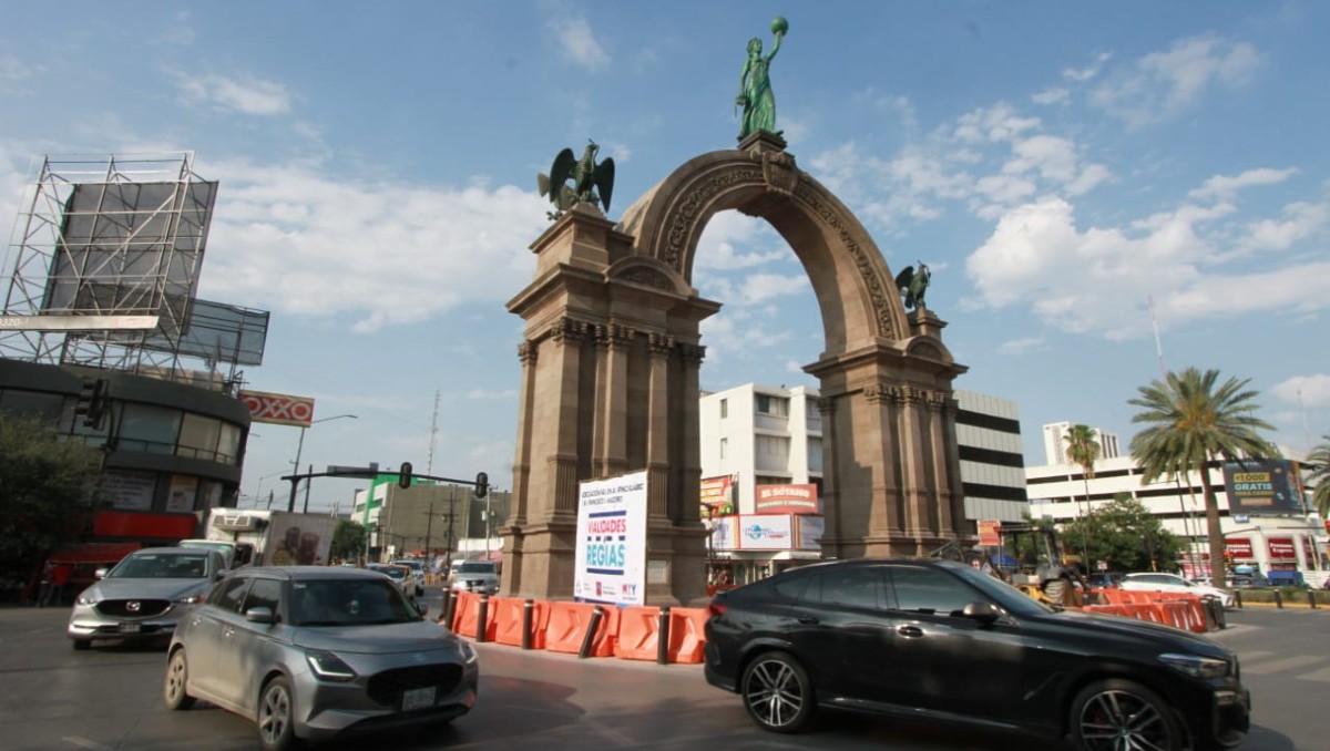 Reabrirán carriles centrales de el Arco de la Indepenendencia en Avenida Pino Suárez. en Monterrey. | Luis Guerra