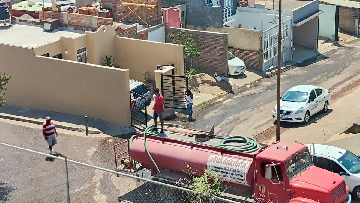 El Salto desplegó un operativo con pipas de agua gratuita (Cortesía)