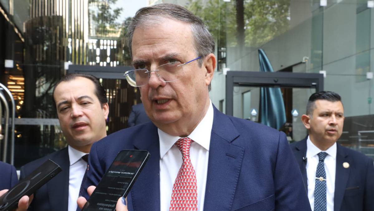 Secretario de Economía; Marcelo Ebrard, en el Club de Industriales después de asistir a la reunión mensual del CCE. Foto: Jesús Quintanar