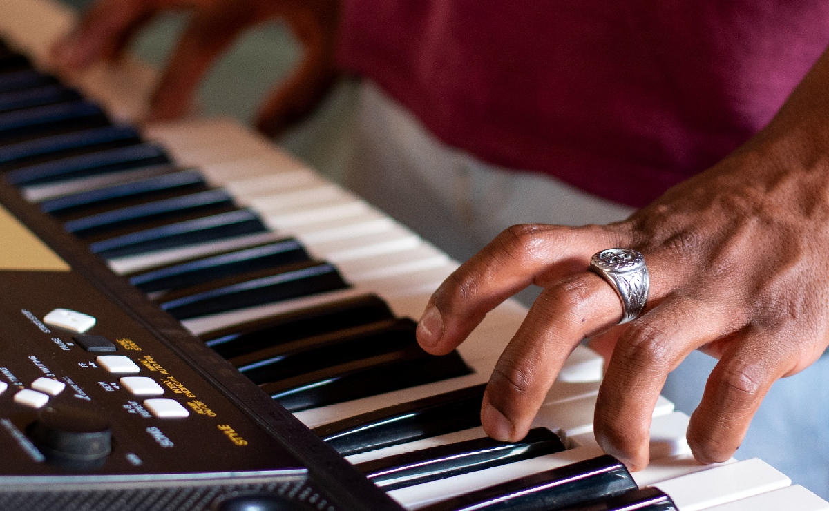 “Sentado junto a un órgano eléctrico en la entrada del café…” (Freepik)
