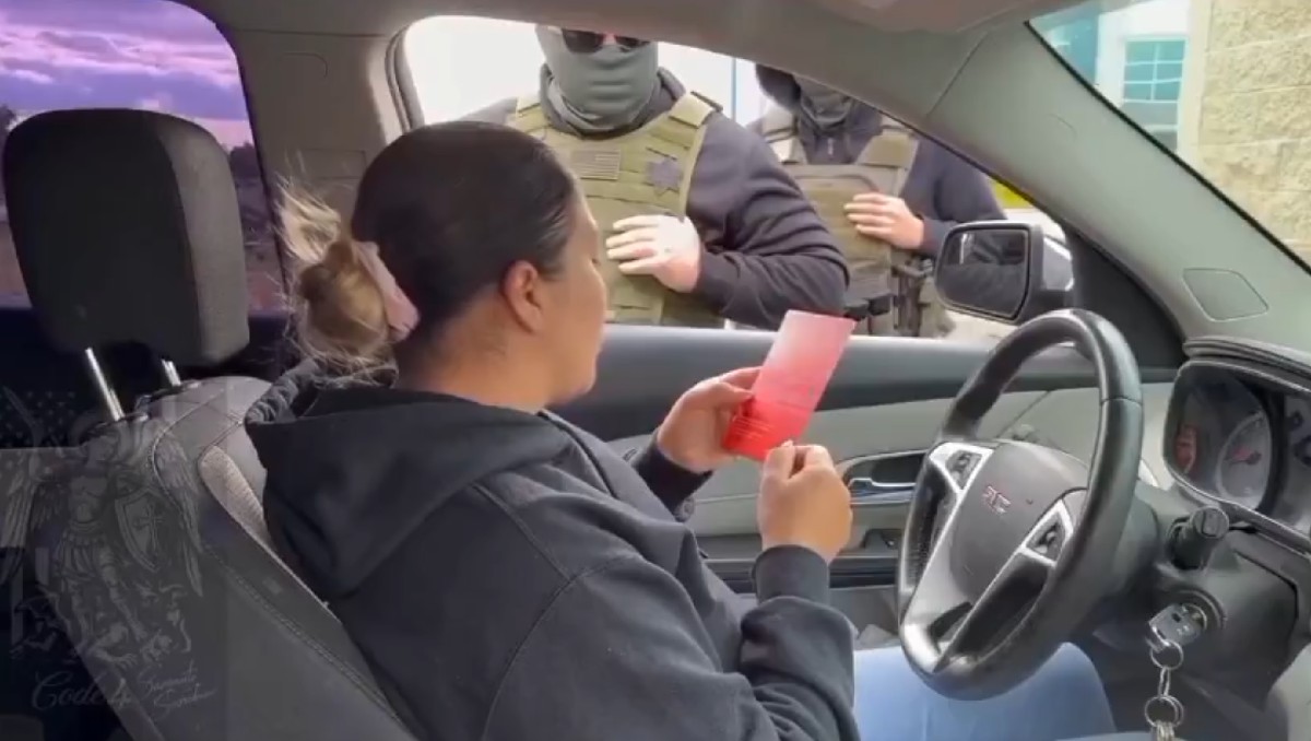 Tras unos minutos de diálogo los uniformados se retiran. | Especial