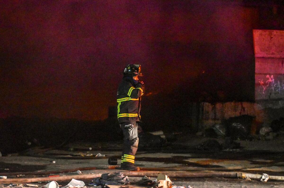 Fuerte incendio en una recicladora de la colonia El Salado, Ecatepec, movilizó a cuerpos de emergencia. No hubo lesionados; investigan corto circuito.