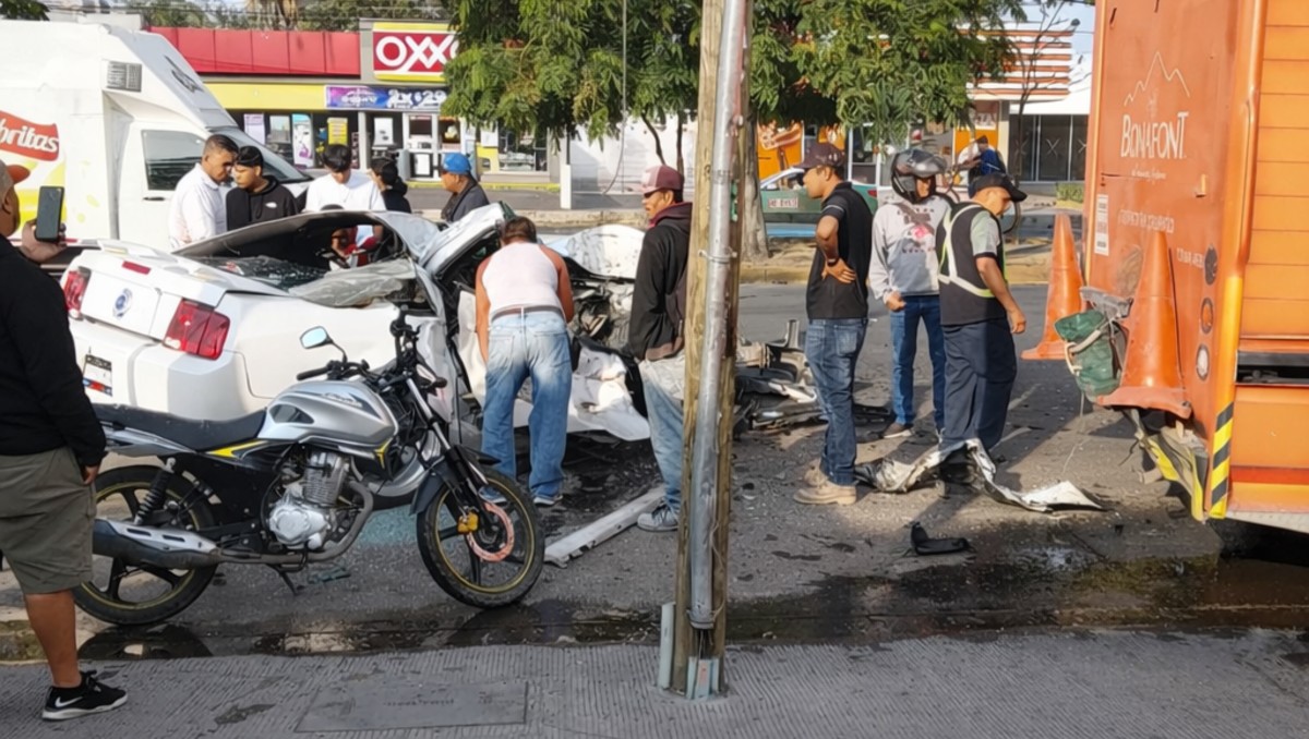 Irapuato: adolescente choca auto deportivo contra camión | Especial