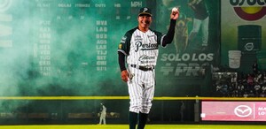 Matías Carrillo lanzó la primera bola de la temporada en el Estadio Hermanos Serdán, durante el partido Guerreros vs Pericos de Puebla