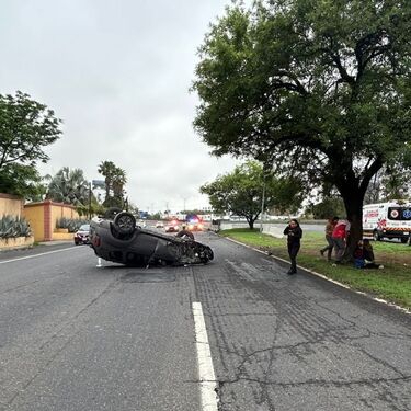 A la llegada de los cuerpos de auxilio, los ocupantes de la camioneta Renault Duster ya se encontraban fuera.