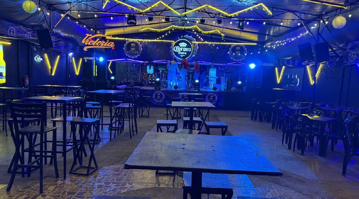 Los atacantes ingresaron a Destilería 21 y dispararon contra la víctima para después huir. Foto: Redes Sociales.