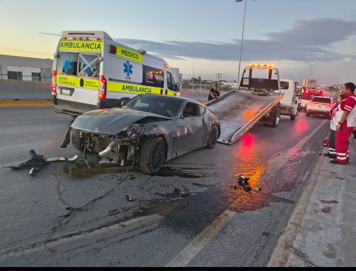 Un automóvil con placas de Durango se impactó contra muros de concreto y fue hallado sin conductor.| Especial.