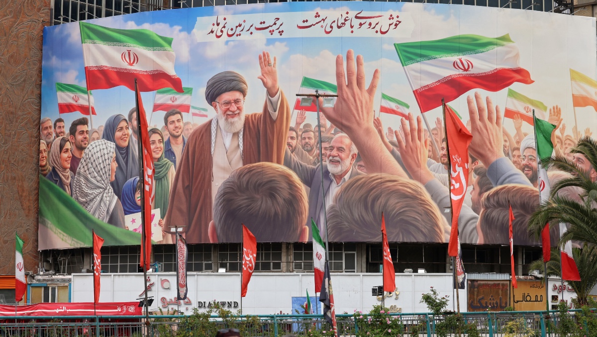 Enorme cartel del líder supremo iraní asesinado, el ayatolá Ali Khamenei, en la plaza Valiasr de Teherán. | AFP