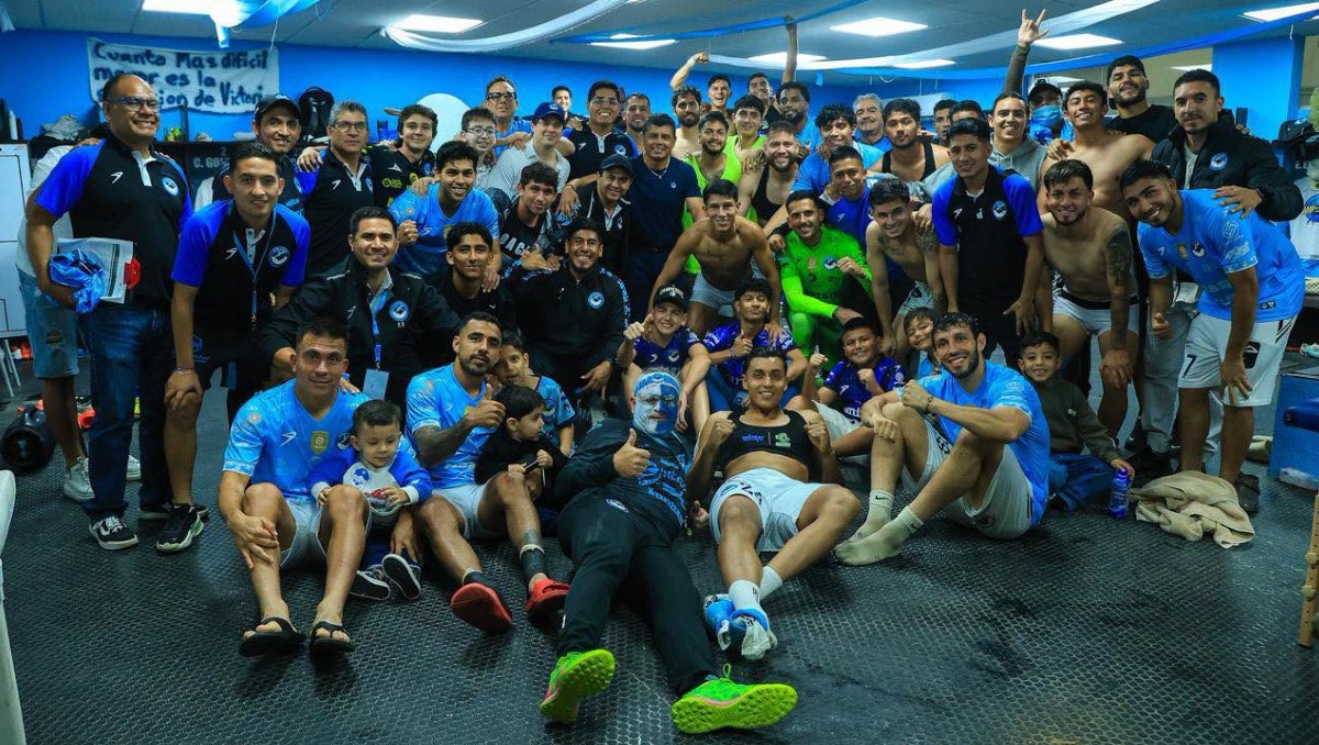 Plantel de la Jaiba Brava celebra en el vestidor su pase a la Liguilla.