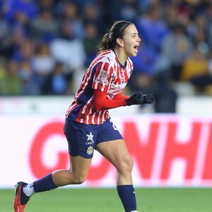 Alicia Cervantes va por nuevo récord goleador institucional de Chivas; superaría a Omar Bravo.