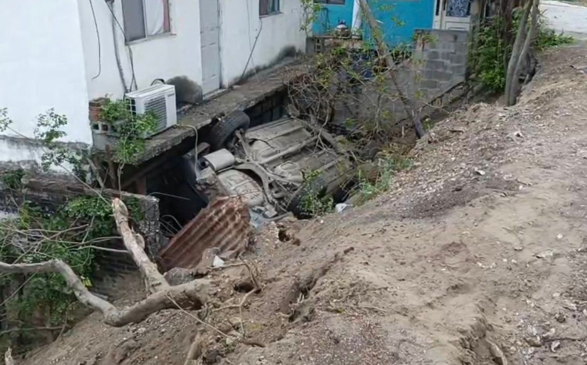 Auto vuelca y choca contra una casa en la curva de la Torreón en Tampico. | Mario Juárez