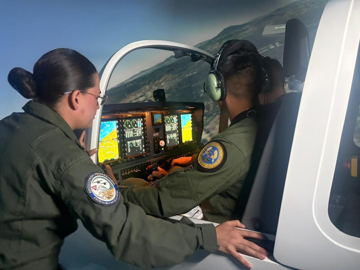 El Colegio del Aire no solo forma pilotos, forja historias que despegan desde el suelo. (Fátima Briceño)