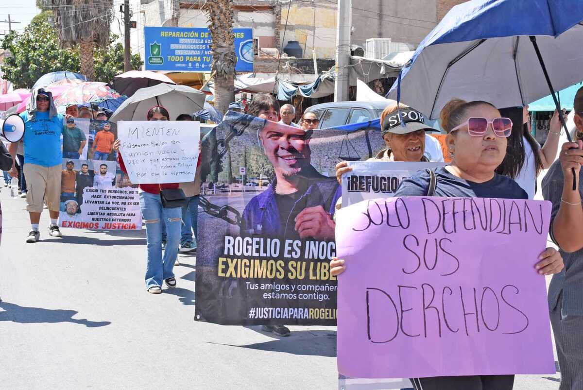 Con consignas por la liberación de detenidos en Dinamita, unas 60 personas marcharon en Gómez Palacio.| Roberto Amaya.
