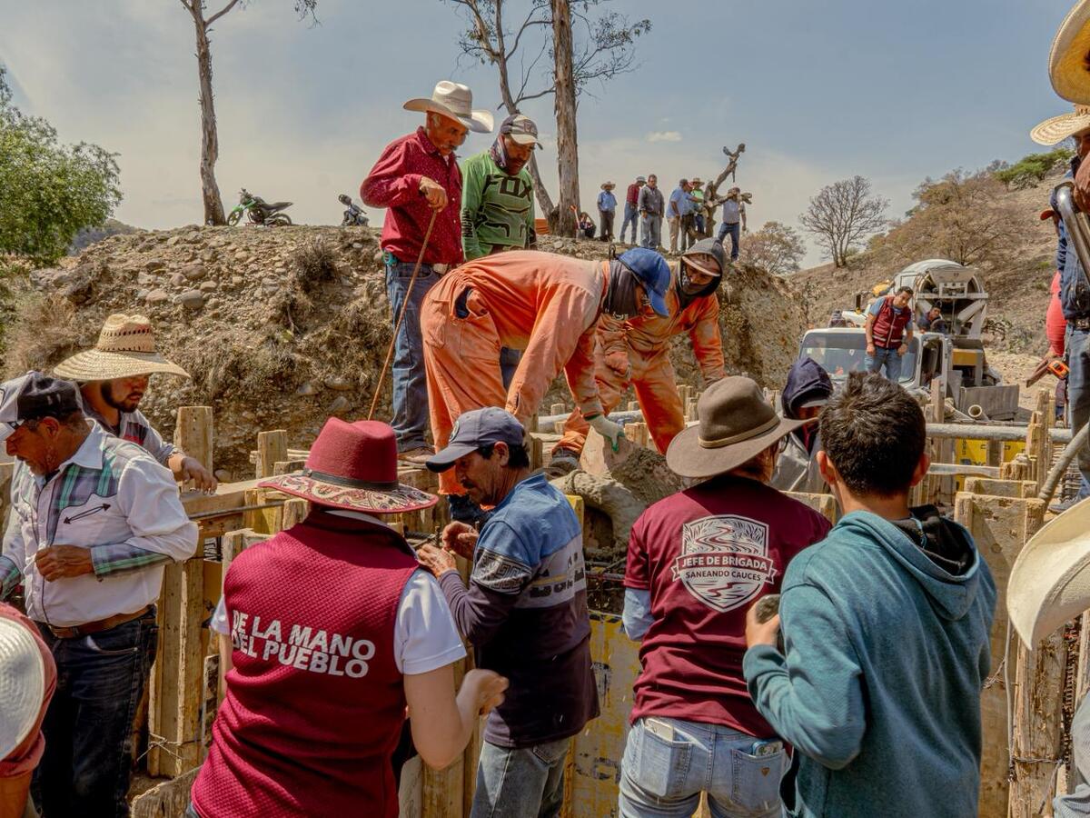Donan concreto para puente en comunidad