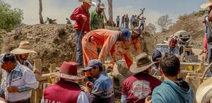 La entrega de 21 metros cúbicos de concreto en una comunidad de Tepeji busca resolver un paso inseguro sobre un río y facilitar el traslado diario.