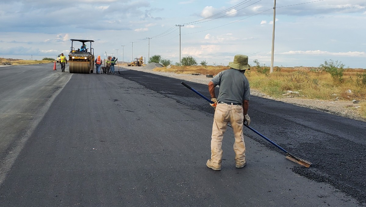 En Tamaulipas se reencarpetan carreteras con asfalto.