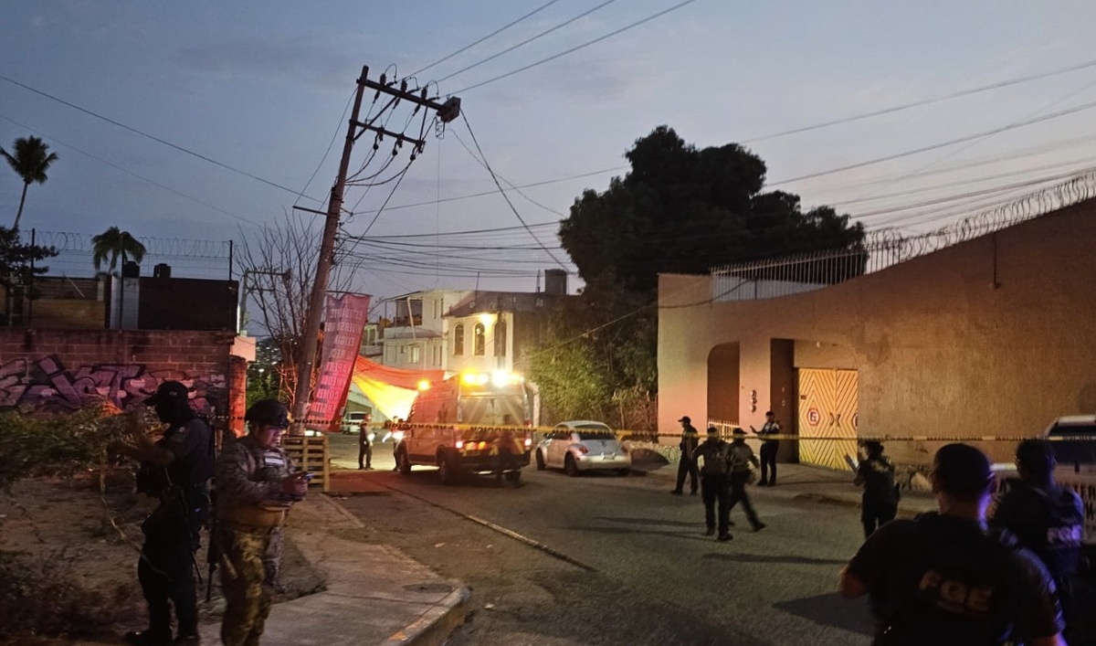 Un hombre atacó a manifestantes de la Universidad Autónoma de Guerrero en Acapulco. | Foto: Especial