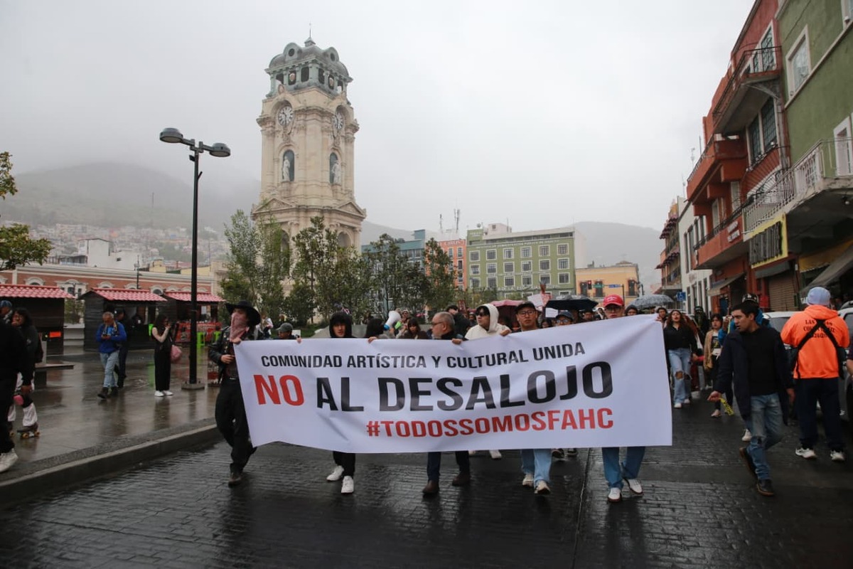 Marcha comunidad artística por calles de Pachuca