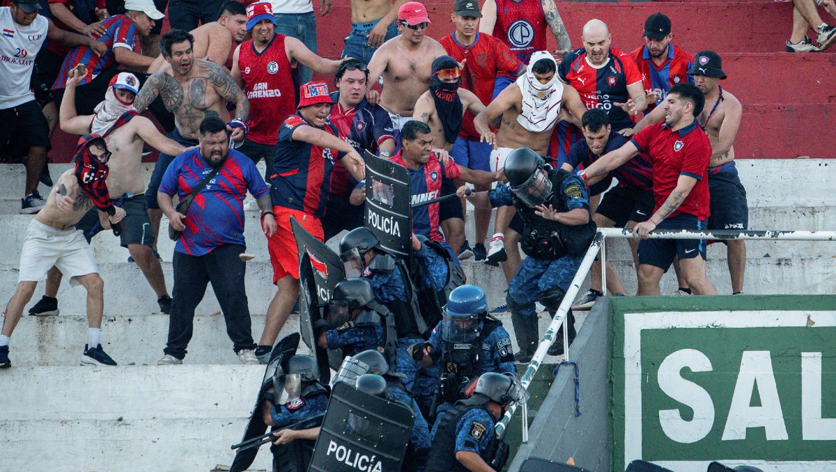 Olimpia vs Cerro Porteño es susendido por campal en las tribunas (EFE)