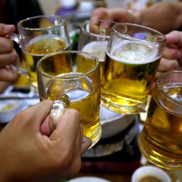 Los refrigeradores de las grandes tiendas siguen vacíos y son contadas las misceláneas que venden "chelas". | Foto: Juan Carlos Bautista