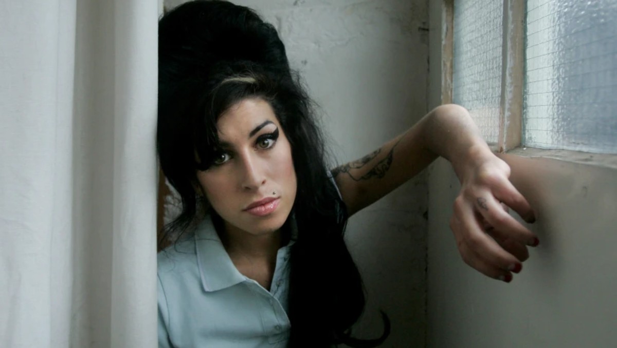 Amy Winehouse tenía 27 años cuando murió por intoxicación etílica en su casa de Londres en 2011. | AP