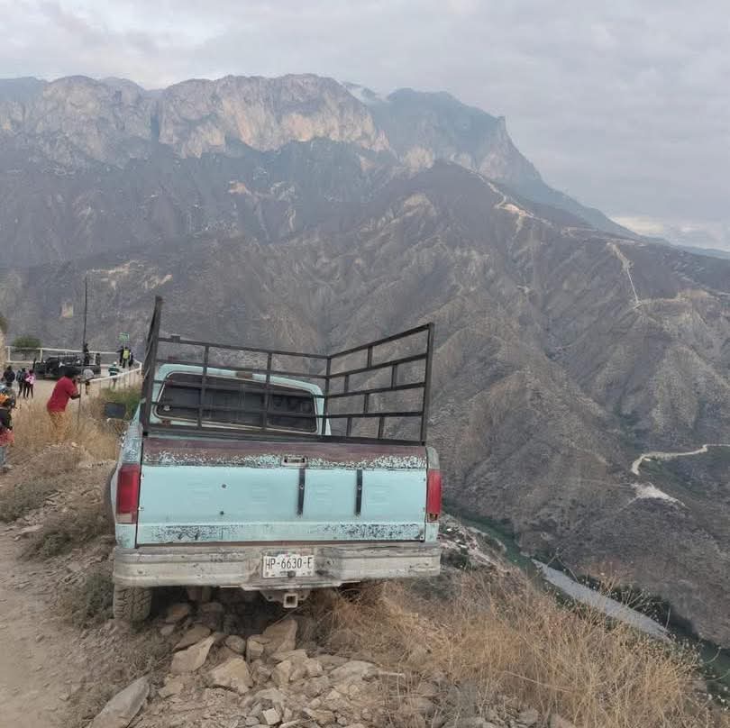 Camioneta descendió sin control hasta quedar al borde del abismo. (Cortesía)