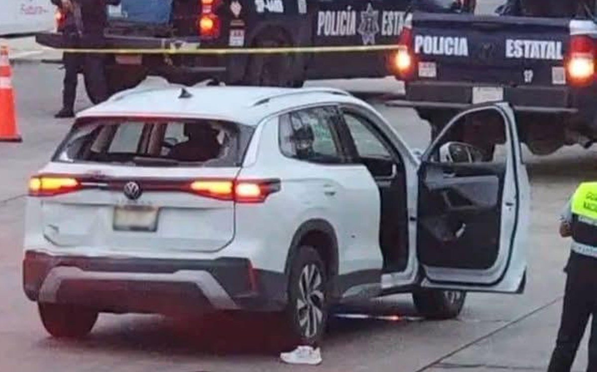 Camioneta donde viajaban dos mujeres sobre la Autopista México-Tuxpan. | Especial