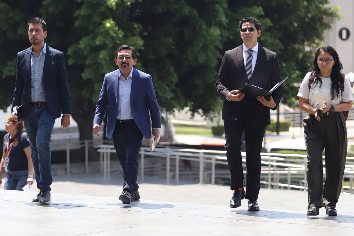 Candidatos como Arturo Chávez, de Talles Gráficos de México, llegan al INE. | Cuartoscuro