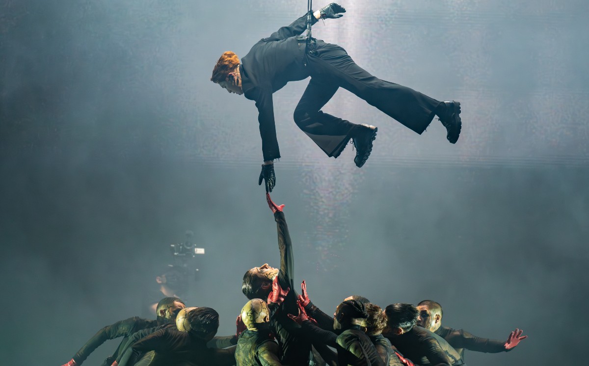 El cantante inició su concierto descendiendo del cielo. FOTO: Pablo Deyta / Ocesa