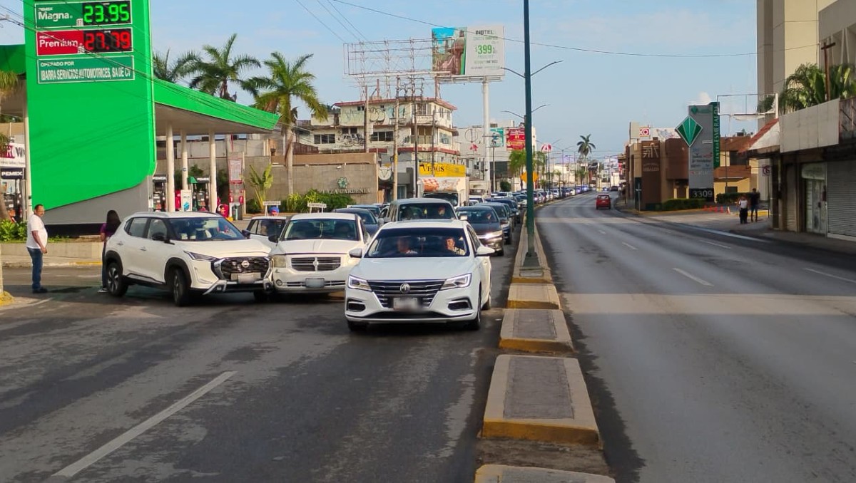 Choque entre camionetas deja caos vial en Avenida Hidalgo. (Mario Juárez)